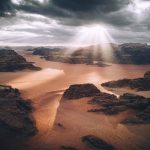 Effets de lumière dans les montagnes de Wadi Rum